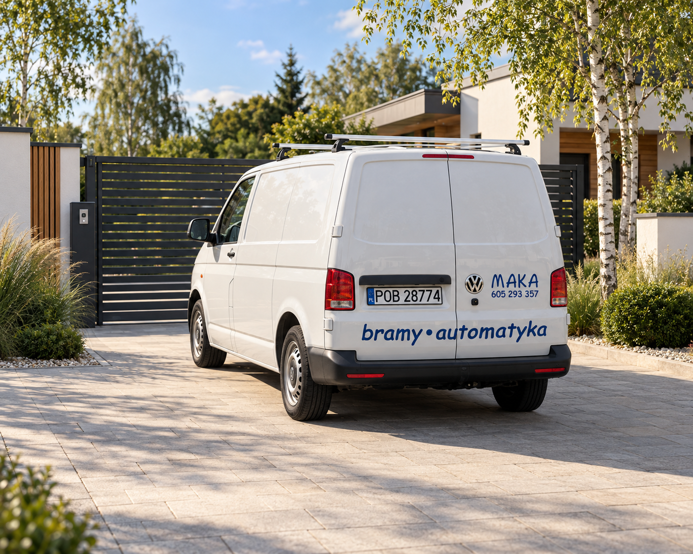 Wizualizacja firmowego Volkswagena MAKA-e przy nowoczesnej bramie wjazdowej